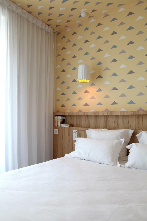 Hotel Et Apparts Marin ลาวาล ภายนอก รูปภาพ