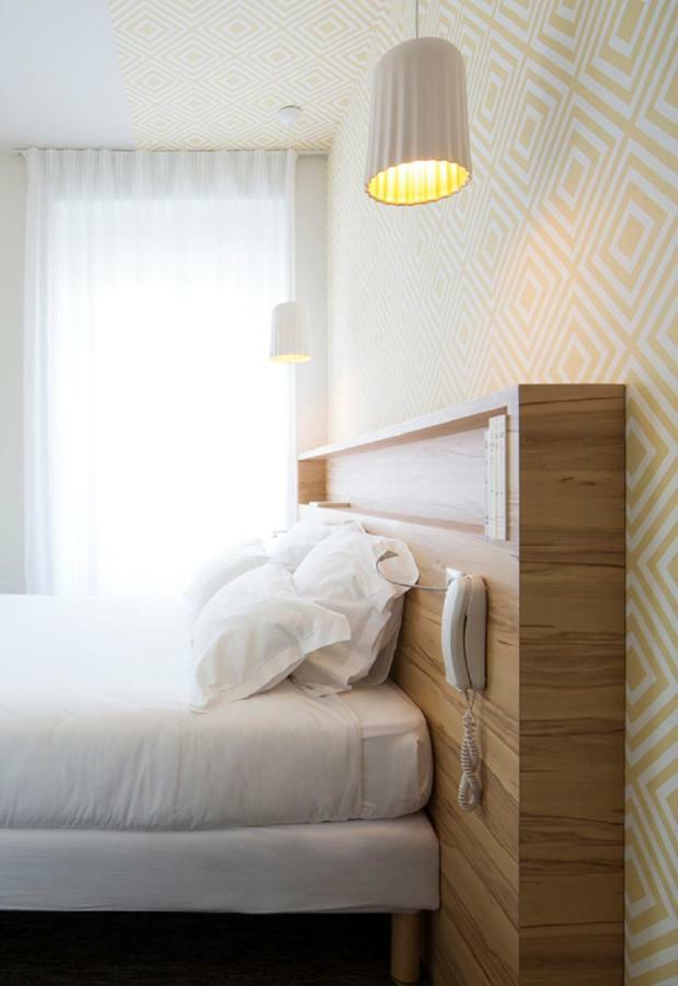 Hotel Et Apparts Marin ลาวาล ภายนอก รูปภาพ